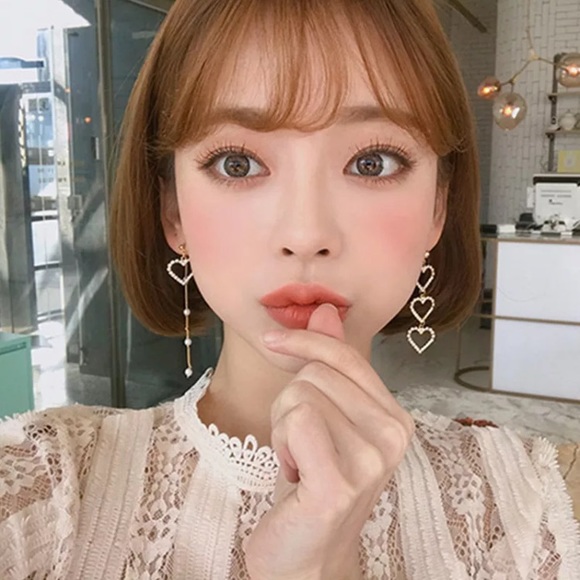 Asymmetrical Long Rhinestone Heart Earrings - Picture 2 of 5